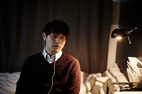 포토 JPG 남자 맨라이프 이어폰 실내 한명 앉기 상반신 20대 성인 앞모습 듣기 한국인 고독 남자만 성인남자한명만 국내포토 1 라이프스타일 감정 뷰포인트 음향기기 모션 사람 동양인 청년 내부 남자한명만 성인남자만 파일형식