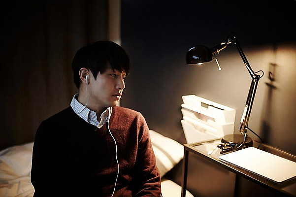 포토 JPG 남자 맨라이프 이어폰 실내 한명 앉기 상반신 20대 성인 앞모습 듣기 한국인 고독 남자만 성인남자한명만 국내포토 1 라이프스타일 감정 뷰포인트 음향기기 모션 사람 동양인 청년 내부 남자한명만 성인남자만 파일형식