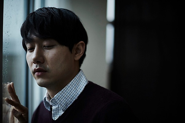 포토 JPG 남자 맨라이프 실내 한명 서기 상반신 20대 성인 옆모습 한국인 슬픔 고독 창가 눈물 남자만 성인남자한명만 국내포토 1 라이프스타일 감정 뷰포인트 창문 모션 사람 동양인 청년 내부 남자한명만 성인남자만 파일형식