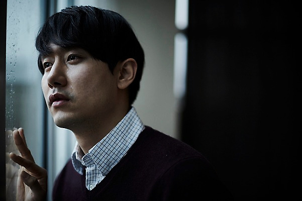 포토 JPG 남자 맨라이프 실내 한명 서기 상반신 20대 성인 옆모습 한국인 슬픔 고독 창가 눈물 남자만 성인남자한명만 국내포토 1 라이프스타일 감정 뷰포인트 창문 모션 사람 동양인 청년 내부 남자한명만 성인남자만 파일형식