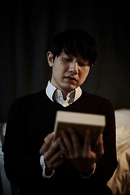 포토 JPG 남자 맨라이프 액자 실내 한명 들기 앉기 상반신 20대 성인 앞모습 한국인 슬픔 고독 남자만 성인남자한명만 국내포토 1 라이프스타일 감정 뷰포인트 모션 사람 동양인 청년 내부 남자한명만 성인남자만 파일형식