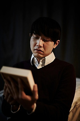 포토 JPG 남자 맨라이프 액자 실내 한명 들기 앉기 상반신 20대 성인 앞모습 한국인 슬픔 고독 남자만 성인남자한명만 국내포토 1 라이프스타일 감정 뷰포인트 모션 사람 동양인 청년 내부 남자한명만 성인남자만 파일형식