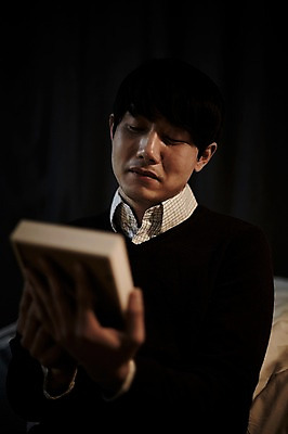 포토 JPG 남자 맨라이프 액자 실내 한명 들기 앉기 상반신 20대 성인 앞모습 한국인 슬픔 고독 남자만 성인남자한명만 국내포토 1 라이프스타일 감정 뷰포인트 모션 사람 동양인 청년 내부 남자한명만 성인남자만 파일형식