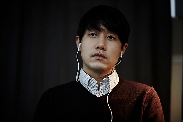 포토 JPG 남자 맨라이프 이어폰 실내 한명 앉기 상반신 20대 성인 앞모습 듣기 한국인 고독 남자만 성인남자한명만 국내포토 1 라이프스타일 감정 뷰포인트 음향기기 모션 사람 동양인 청년 내부 남자한명만 성인남자만 파일형식