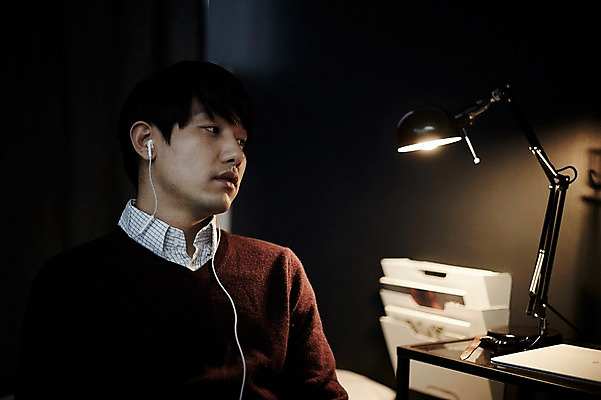 포토 JPG 남자 맨라이프 이어폰 실내 한명 앉기 상반신 20대 성인 앞모습 듣기 한국인 고독 남자만 성인남자한명만 국내포토 1 라이프스타일 감정 뷰포인트 음향기기 모션 사람 동양인 청년 내부 남자한명만 성인남자만 파일형식