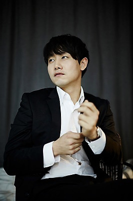 포토 JPG 남자 맨라이프 휴식 단추 실내 한명 앉기 정장 상반신 20대 성인 앞모습 한국인 비즈니스맨 퇴근 풀기 남자만 성인남자한명만 국내포토 1 라이프스타일 옷 뷰포인트 컨셉 비즈니스 모션 사람 동양인 청년 내부 직장인 출퇴근 남자한명만 성인남자만 파일형식