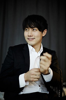 포토 JPG 남자 맨라이프 휴식 단추 실내 한명 미소 앉기 정장 상반신 20대 성인 앞모습 한국인 비즈니스맨 퇴근 풀기 남자만 성인남자한명만 국내포토 1 라이프스타일 옷 뷰포인트 컨셉 비즈니스 모션 표정 사람 동양인 청년 내부 직장인 출퇴근 남자한명만 성인남자만 파일형식