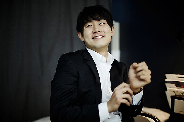 포토 JPG 남자 맨라이프 휴식 단추 실내 한명 미소 앉기 정장 상반신 20대 성인 앞모습 한국인 비즈니스맨 퇴근 풀기 남자만 성인남자한명만 국내포토 1 라이프스타일 옷 뷰포인트 컨셉 비즈니스 모션 표정 사람 동양인 청년 내부 직장인 출퇴근 남자한명만 성인남자만 파일형식