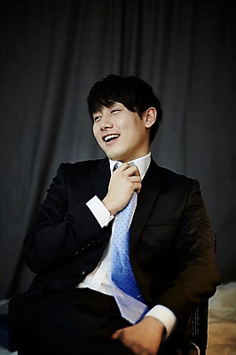 포토 JPG 남자 맨라이프 넥타이 휴식 실내 한명 앉기 정장 상반신 20대 성인 앞모습 한국인 비즈니스맨 벗기 퇴근 남자만 성인남자한명만 국내포토 1 라이프스타일 잡화 옷 뷰포인트 컨셉 비즈니스 모션 사람 동양인 청년 내부 직장인 출퇴근 남자한명만 성인남자만 파일형식