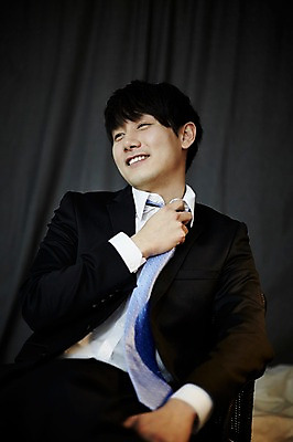 포토 JPG 남자 맨라이프 넥타이 휴식 실내 한명 앉기 정장 상반신 20대 성인 앞모습 한국인 비즈니스맨 벗기 퇴근 남자만 성인남자한명만 국내포토 1 라이프스타일 잡화 옷 뷰포인트 컨셉 비즈니스 모션 사람 동양인 청년 내부 직장인 출퇴근 남자한명만 성인남자만 파일형식