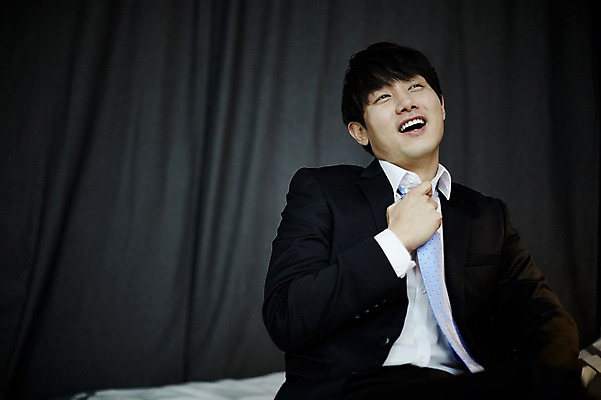 포토 JPG 남자 맨라이프 넥타이 휴식 실내 한명 앉기 정장 상반신 20대 성인 앞모습 한국인 비즈니스맨 벗기 퇴근 남자만 성인남자한명만 국내포토 1 라이프스타일 잡화 옷 뷰포인트 컨셉 비즈니스 모션 사람 동양인 청년 내부 직장인 출퇴근 남자한명만 성인남자만 파일형식