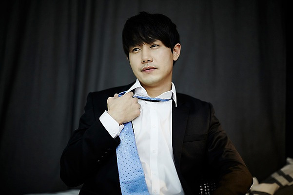 포토 JPG 남자 맨라이프 넥타이 휴식 실내 한명 앉기 정장 상반신 20대 성인 앞모습 한국인 비즈니스맨 벗기 퇴근 남자만 성인남자한명만 국내포토 1 라이프스타일 잡화 옷 뷰포인트 컨셉 비즈니스 모션 사람 동양인 청년 내부 직장인 출퇴근 남자한명만 성인남자만 파일형식