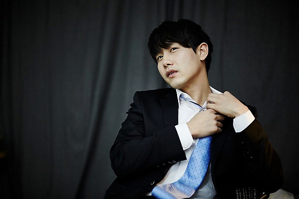 포토 JPG 남자 맨라이프 넥타이 휴식 실내 한명 앉기 정장 상반신 20대 성인 앞모습 한국인 비즈니스맨 벗기 퇴근 남자만 성인남자한명만 국내포토 1 라이프스타일 잡화 옷 뷰포인트 컨셉 비즈니스 모션 사람 동양인 청년 내부 직장인 출퇴근 남자한명만 성인남자만 파일형식