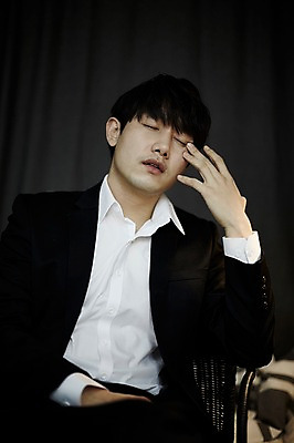 포토 JPG 남자 맨라이프 휴식 실내 피곤 한명 앉기 정장 상반신 20대 성인 앞모습 눈감음 한국인 비즈니스맨 퇴근 남자만 성인남자한명만 국내포토 1 라이프스타일 옷 뷰포인트 컨셉 비즈니스 모션 사람 동양인 청년 내부 직장인 출퇴근 남자한명만 성인남자만 파일형식