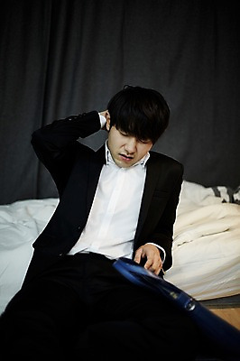 포토 JPG 남자 맨라이프 휴식 실내 피곤 한명 앉기 정장 상반신 20대 성인 앞모습 한국인 비즈니스맨 퇴근 남자만 성인남자한명만 국내포토 1 라이프스타일 옷 뷰포인트 컨셉 비즈니스 모션 사람 동양인 청년 내부 직장인 출퇴근 남자한명만 성인남자만 파일형식