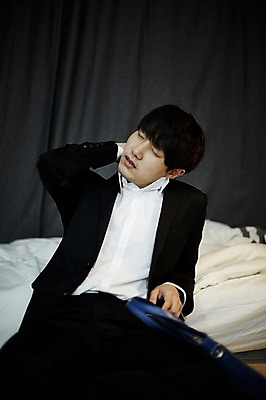 포토 JPG 남자 맨라이프 휴식 실내 피곤 한명 앉기 정장 상반신 20대 성인 앞모습 한국인 비즈니스맨 퇴근 남자만 성인남자한명만 국내포토 1 라이프스타일 옷 뷰포인트 컨셉 비즈니스 모션 사람 동양인 청년 내부 직장인 출퇴근 남자한명만 성인남자만 파일형식