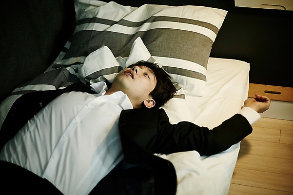 포토 JPG 남자 맨라이프 실내 피곤 한명 정장 상반신 20대 성인 앞모습 눕기 한국인 침대 비즈니스맨 퇴근 남자만 성인남자한명만 국내포토 1 라이프스타일 옷 뷰포인트 가구 컨셉 비즈니스 모션 사람 동양인 청년 내부 직장인 출퇴근 남자한명만 성인남자만 파일형식