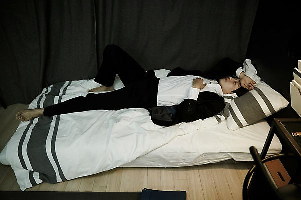 포토 JPG 전신 남자 맨라이프 실내 피곤 한명 정장 20대 성인 눕기 한국인 침대 비즈니스맨 퇴근 남자만 성인남자한명만 국내포토 1 라이프스타일 옷 가구 컨셉 비즈니스 모션 사람 동양인 청년 내부 직장인 출퇴근 남자한명만 성인남자만 파일형식