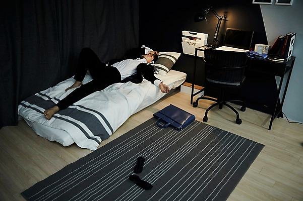 포토 JPG 전신 남자 맨라이프 실내 피곤 한명 정장 20대 성인 눕기 한국인 침대 비즈니스맨 퇴근 남자만 성인남자한명만 국내포토 1 라이프스타일 옷 가구 컨셉 비즈니스 모션 사람 동양인 청년 내부 직장인 출퇴근 남자한명만 성인남자만 파일형식