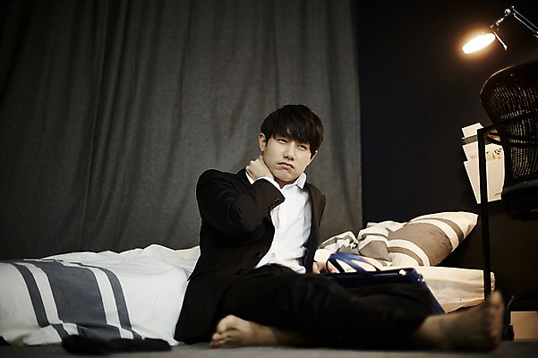 포토 JPG 전신 남자 맨라이프 실내 피곤 한명 앉기 정장 20대 성인 앞모습 한국인 비즈니스맨 퇴근 남자만 성인남자한명만 국내포토 1 라이프스타일 옷 뷰포인트 컨셉 비즈니스 모션 사람 동양인 청년 내부 직장인 출퇴근 남자한명만 성인남자만 파일형식