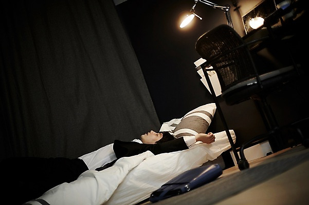 포토 JPG 남자 맨라이프 실내 피곤 한명 정장 상반신 20대 성인 앞모습 눕기 한국인 침대 비즈니스맨 퇴근 남자만 성인남자한명만 국내포토 1 라이프스타일 옷 뷰포인트 가구 컨셉 비즈니스 모션 사람 동양인 청년 내부 직장인 출퇴근 남자한명만 성인남자만 파일형식