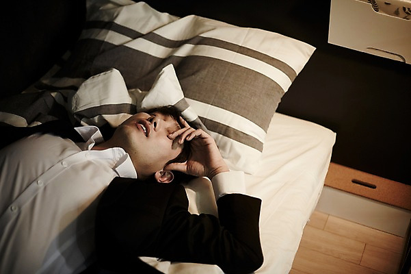 포토 JPG 남자 맨라이프 실내 피곤 한명 정장 상반신 20대 성인 앞모습 눕기 한국인 침대 비즈니스맨 퇴근 남자만 성인남자한명만 국내포토 1 라이프스타일 옷 뷰포인트 가구 컨셉 비즈니스 모션 사람 동양인 청년 내부 직장인 출퇴근 남자한명만 성인남자만 파일형식