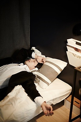 포토 JPG 남자 맨라이프 실내 피곤 한명 정장 상반신 20대 성인 앞모습 눕기 한국인 침대 비즈니스맨 퇴근 남자만 성인남자한명만 국내포토 1 라이프스타일 옷 뷰포인트 가구 컨셉 비즈니스 모션 사람 동양인 청년 내부 직장인 출퇴근 남자한명만 성인남자만 파일형식