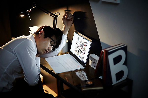 포토 JPG 남자 엎드리기 맨라이프 실내 피곤 한명 앉기 상반신 20대 성인 옆모습 노트북 한국인 업무 비즈니스맨 퇴근 남자만 성인남자한명만 국내포토 1 라이프스타일 뷰포인트 컨셉 비즈니스 모션 사람 동양인 청년 내부 전자제품 작업 직장인 출퇴근 남자한명만 성인남자만 파일형식