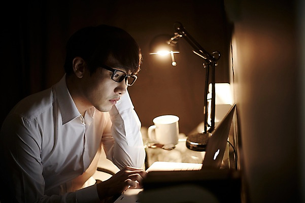 포토 JPG 남자 맨라이프 실내 피곤 한명 앉기 상반신 20대 성인 옆모습 한국인 업무 비즈니스맨 퇴근 남자만 성인남자한명만 국내포토 1 라이프스타일 뷰포인트 컨셉 비즈니스 모션 사람 동양인 청년 내부 작업 직장인 출퇴근 남자한명만 성인남자만 파일형식