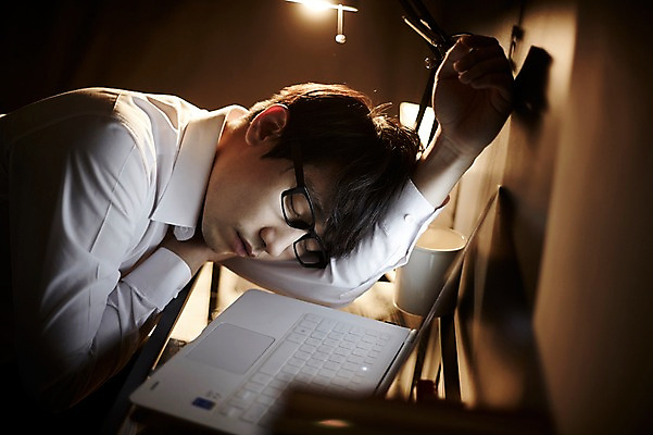 포토 JPG 남자 엎드리기 맨라이프 실내 피곤 한명 앉기 상반신 20대 성인 옆모습 노트북 한국인 업무 비즈니스맨 퇴근 남자만 성인남자한명만 국내포토 1 라이프스타일 뷰포인트 컨셉 비즈니스 모션 사람 동양인 청년 내부 전자제품 작업 직장인 출퇴근 남자한명만 성인남자만 파일형식