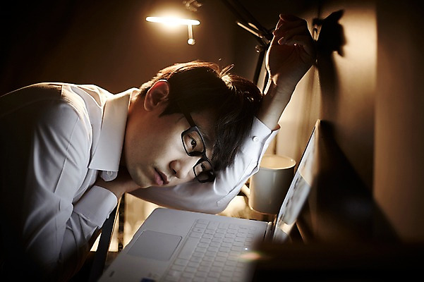 포토 JPG 남자 엎드리기 맨라이프 실내 피곤 한명 앉기 상반신 20대 성인 옆모습 노트북 한국인 업무 비즈니스맨 퇴근 남자만 성인남자한명만 국내포토 1 라이프스타일 뷰포인트 컨셉 비즈니스 모션 사람 동양인 청년 내부 전자제품 작업 직장인 출퇴근 남자한명만 성인남자만 파일형식