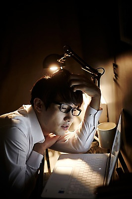 포토 JPG 남자 엎드리기 맨라이프 실내 피곤 한명 앉기 상반신 20대 성인 옆모습 노트북 한국인 업무 비즈니스맨 퇴근 남자만 성인남자한명만 국내포토 1 라이프스타일 뷰포인트 컨셉 비즈니스 모션 사람 동양인 청년 내부 전자제품 작업 직장인 출퇴근 남자한명만 성인남자만 파일형식