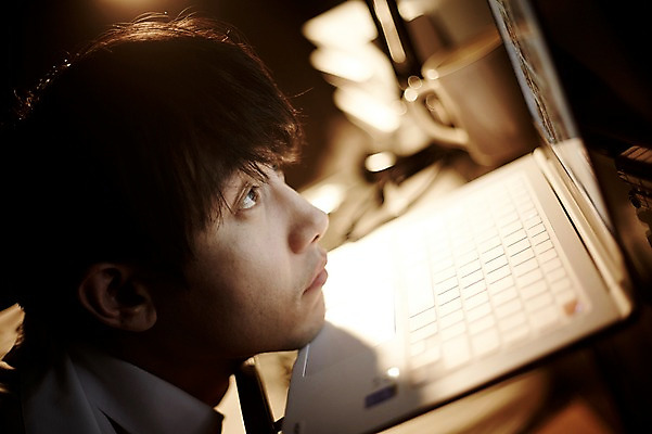 포토 JPG 남자 엎드리기 맨라이프 실내 피곤 한명 앉기 상반신 20대 성인 옆모습 노트북 한국인 업무 비즈니스맨 퇴근 남자만 성인남자한명만 국내포토 1 라이프스타일 뷰포인트 컨셉 비즈니스 모션 사람 동양인 청년 내부 전자제품 작업 직장인 출퇴근 남자한명만 성인남자만 파일형식