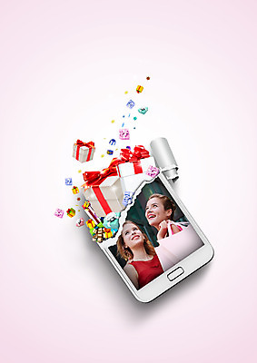 PSD 서양인 편집 편집이미지 여자 종이 웃음 이벤트 상반신 20대 성인 두명 선물상자 스마트폰 쇼핑 쇼핑백 올려보기 찢어짐 이미지편집 외국인 가방 모션 표정 선물 사람 청년 핸드폰 스마트기기 상자 파일형식