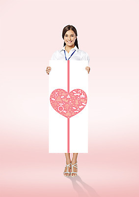 전신 PSD 서양인 편집 편집이미지 배너 여자 한명 서기 웃음 들기 20대 성인 하트 이미지편집 모양 외국인 1 모션 표정 사람 청년 파일형식