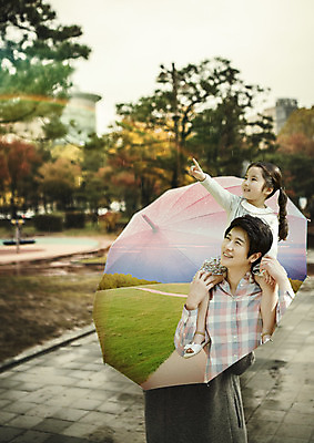 PSD 편집 편집이미지 응시 남자 딸 어린이 우산 가족 웃음 소녀 잔디 상반신 성인 뒷모습 세명 한국인 가리킴 비 목말 아빠 이미지편집 자연요소 식물 시선 여자 뷰포인트 관계 모션 날씨 표정 사람 동양인 손짓 파일형식