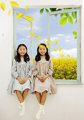 전신 PSD 구름 편집 편집이미지 원피스 어린이 꽃밭 창문 하늘 나뭇잎 앉기 소녀 두명 한국인 자매 이미지편집 자연요소 옷 여자 꽃 잎 가족 모션 사람 동양인 파일형식