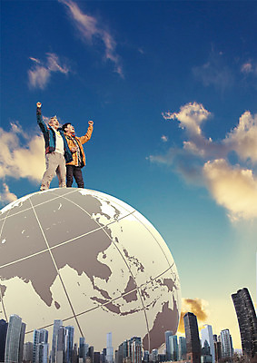 PSD 구름 편집 편집이미지 남자 아들 여행 하늘 서기 빌딩 성인 두명 30대 지구본 주먹 등산 기쁨 만세 한국인 아빠 60대 등산복 이미지편집 자연요소 옷 노년 감정 가족 모션 사람 동양인 건물 장년 트래킹 파일형식