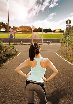 PSD 구름 편집 편집이미지 여자 도로 허리손 하늘 한명 상반신 성인 뒷모습 운동복 운동 표지판 이미지편집 자연요소 1 옷 길 뷰포인트 포즈 교통시설 알림판 건강 사람 파일형식