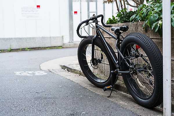 포토 JPG 주간 해외풍경 도로 거리풍경 사람없음 야외 담장 일본 자전거 도쿄 주차 국내포토 자연요소 해외 아시아 길 교통시설 거리 풍경 바이크 파일형식