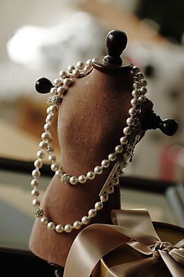 포토 JPG 리본 목걸이 근접촬영 사람없음 아웃포커스 선물상자 마네킹 오브젝트 진주목걸이 국내포토 뷰포인트 장신구 촬영기법 선물 상자 진주_보석 파일형식