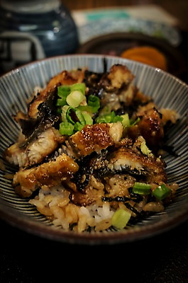 포토 JPG 그릇 음식 일본문화 밥 근접촬영 사람없음 아웃포커스 장어 파 장어덮밥 일본음식 국내포토 동양문화 식기 뷰포인트 외국문화 채소 촬영기법 어류 덮밥 파일형식