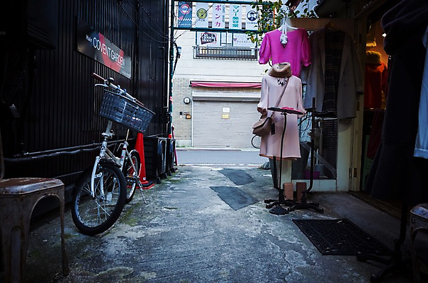 포토 JPG 주간 해외풍경 원피스 의자 사람없음 야외 도시풍경 일본 자전거 골목길 옷가게 나고야 국내포토 자연요소 해외 옷 아시아 길 가구 풍경 상점 바이크 도시 파일형식