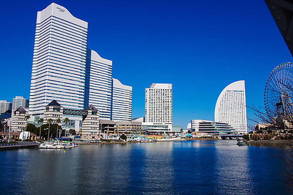 포토 JPG 주간 해외풍경 하늘 빌딩 사람없음 야외 도시풍경 항구 일본 대관람차 요코하마 선박 국내포토 자연요소 해외 아시아 수상교통 교통시설 풍경 건물 도시 놀이기구 파일형식