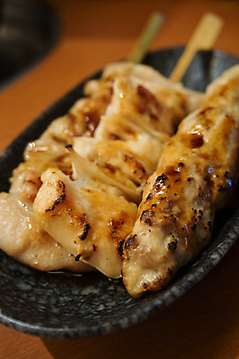 포토 JPG 접시 음식 일본문화 육류 근접촬영 사람없음 아웃포커스 꼬치 구이 꼬치구이 일본음식 국내포토 동양문화 식기 뷰포인트 외국문화 식재료 촬영기법 파일형식