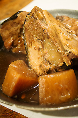 포토 JPG 접시 음식 일본문화 근접촬영 사람없음 무 생선요리 생선조림 일본음식 국내포토 동양문화 식기 뷰포인트 외국문화 뿌리채소 어류 조림 파일형식