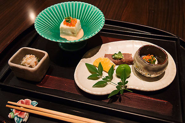 포토 JPG 접시 음식 일본문화 젓가락 나뭇잎 쟁반 사람없음 두부 종지 날치알 매실 일본음식 국내포토 동양문화 그릇 식기 외국문화 잎 수저 알 파일형식