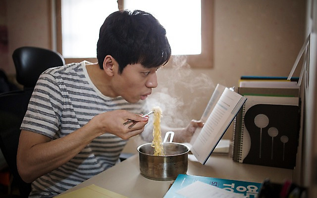 포토 JPG 남자 실내 한명 20대 성인 책 한국인 라면 냄비 먹기 공부방 취업준비생 성인남자한명만 국내포토 1 음식 모션 사람 동양인 청년 내부 구직 면류 솥 남자한명만 성인남자만 파일형식