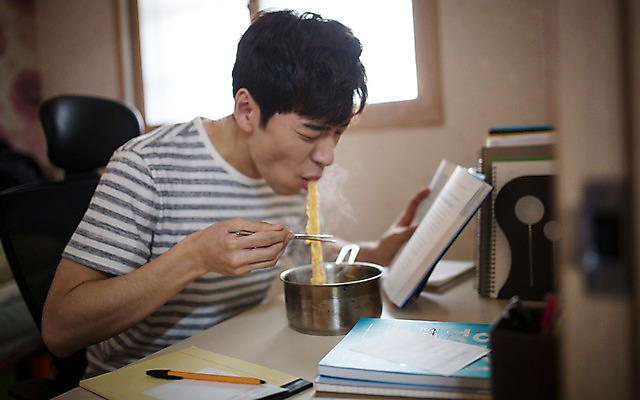 포토 JPG 남자 실내 한명 20대 성인 책 한국인 라면 냄비 먹기 공부방 취업준비생 성인남자한명만 국내포토 1 음식 모션 사람 동양인 청년 내부 구직 면류 솥 남자한명만 성인남자만 파일형식