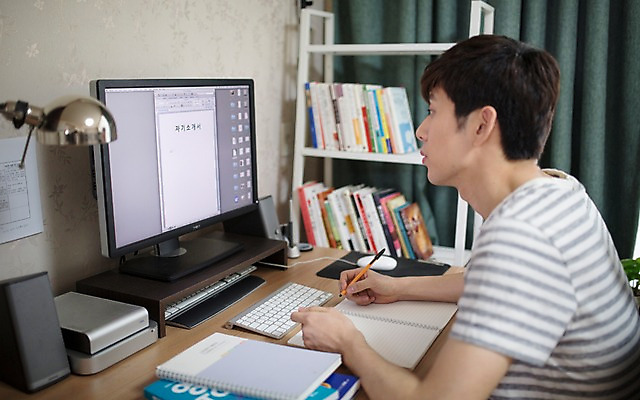 포토 JPG 남자 책장 실내 한명 20대 성인 책 컴퓨터 볼펜 공책 한국인 책상 공부방 취업준비생 열공 자기소개서 성인남자한명만 국내포토 1 가구 문구용품 사람 동양인 청년 내부 전자제품 학습 펜 구직 자기소개 남자한명만 성인남자만 파일형식